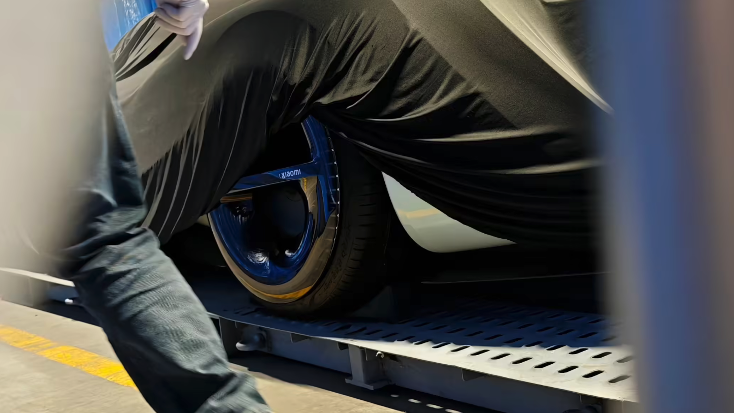 小米汽车预告重磅惊喜 疑似全新VGT概念超跑现身巴塞罗那